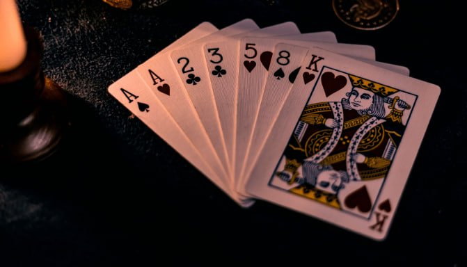 Meja Caribbean Stud Poker live dealer di ibl bet dengan dealer asli dan kartu fisik